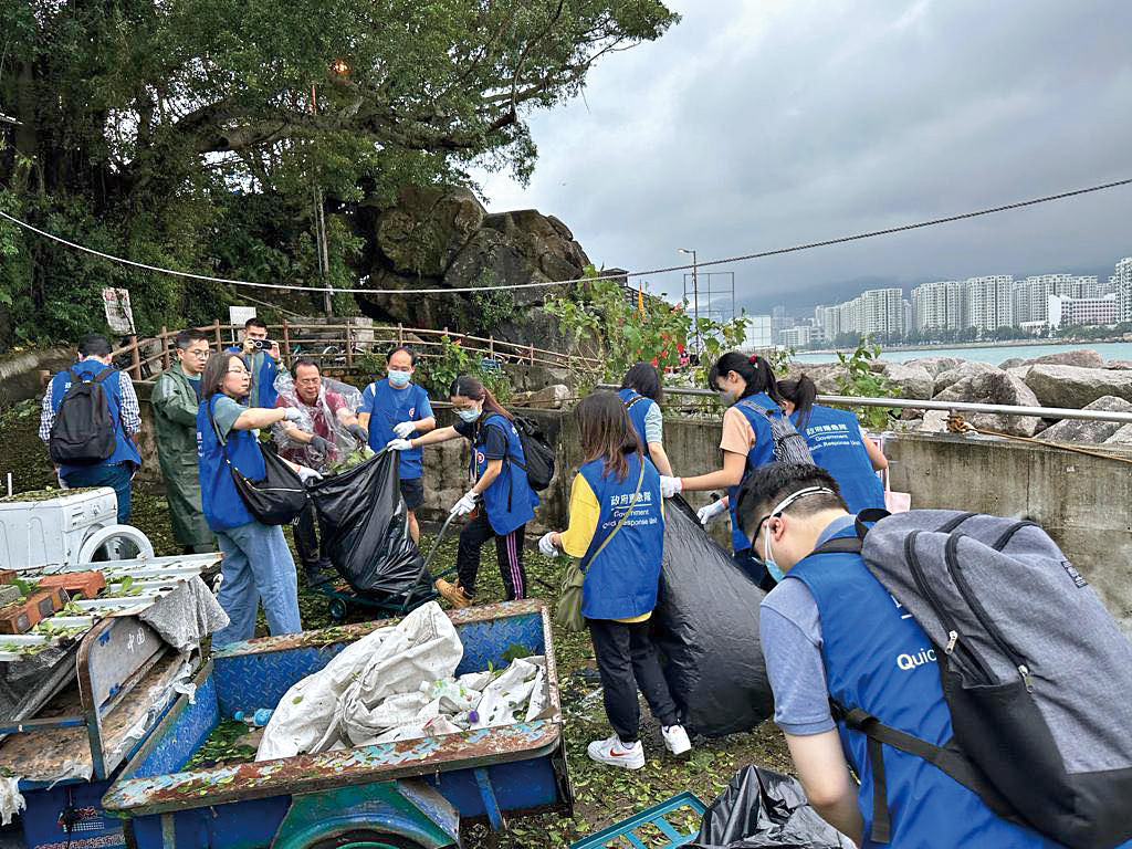 政府首次啟動「全政府動員」處理颱風襲港後的善後工作，有三個部門、約百名公務員參與。