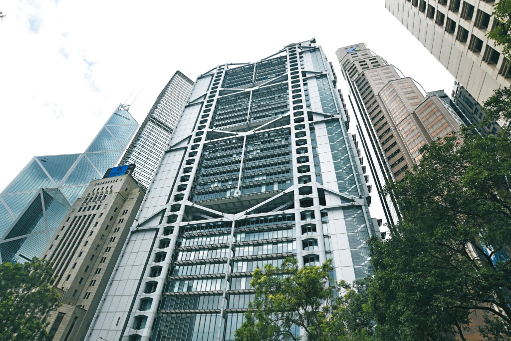 各大銀行積極推出按揭優惠吸客，例如滙豐早前就推出了定息按揭產品，而中銀香港及渣打就上調了現金回贈。