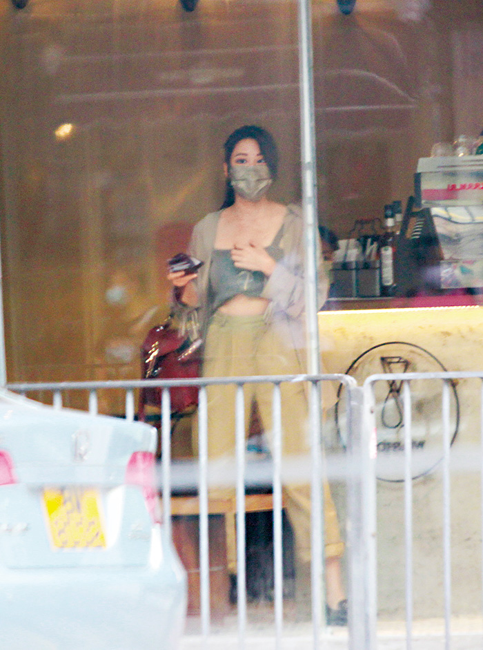 獲得「解凍」的林凱恩，相約閨密外出慶祝一番！當日打扮性感的她，出門口前就不忘整理一下衣服，免得春光乍曳。