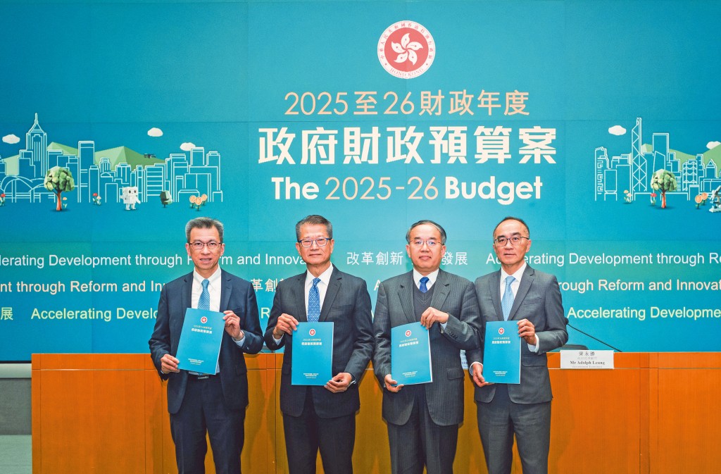 政府去年撤銷了所有針對住宅物業的「辣招」,有炒家專攻銀碼細的二手上車盤,如荃灣荃景圍一帶的屋苑,已成為炒家目標。 政府去年撤銷了所有針對住宅物業的「辣招」,有炒家專攻銀碼細的二手上車盤,如荃灣荃景圍一帶的屋苑,已成為炒家目標。