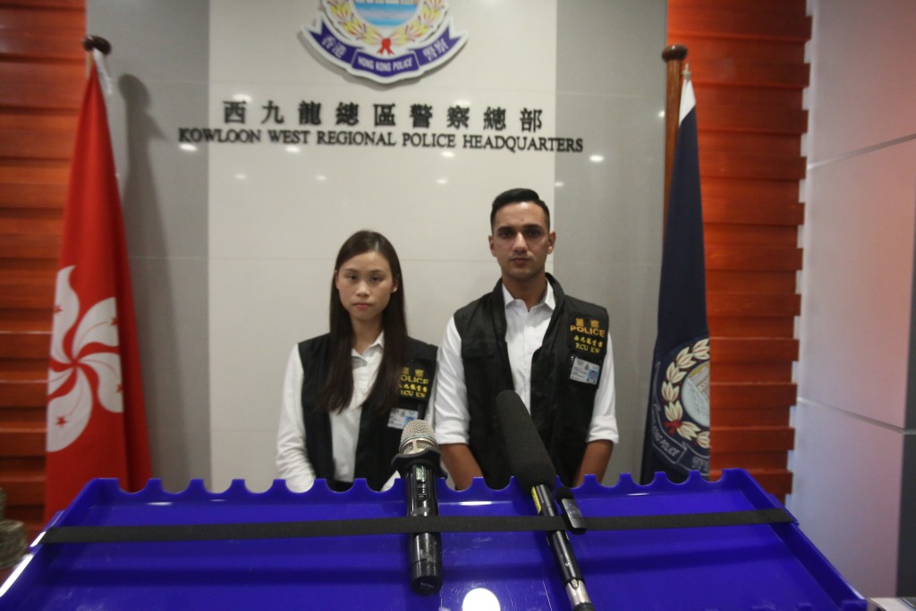 西九龍重案組第5隊署理總督察胡穎珈（左）及重案組第5A隊高級督察盛智深（右）簡報案情