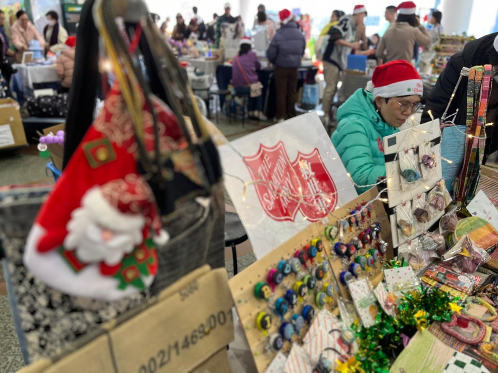 聖誕市集匯聚了14家復康機構,售賣由殘疾人士親手製作的精美手工藝品。 聖誕市集匯聚了14家復康機構,售賣由殘疾人士親手製作的精美手工藝品。