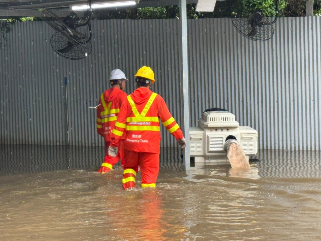 渠務署職員到場抽走積水。