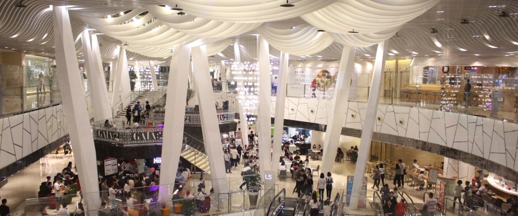 路透引述消息人士報道,馮秀炎遭停職涉及集團在內地商場營運的腐敗指控 路透引述消息人士報道,馮秀炎遭停職涉及集團在內地商場營運的腐敗指控