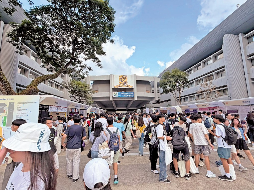 中大平時設出入管制,惟本月本科入學資訊日當天,則開放校園供公眾參觀。 中大平時設出入管制,惟本月本科入學資訊日當天,則開放校園供公眾參觀。