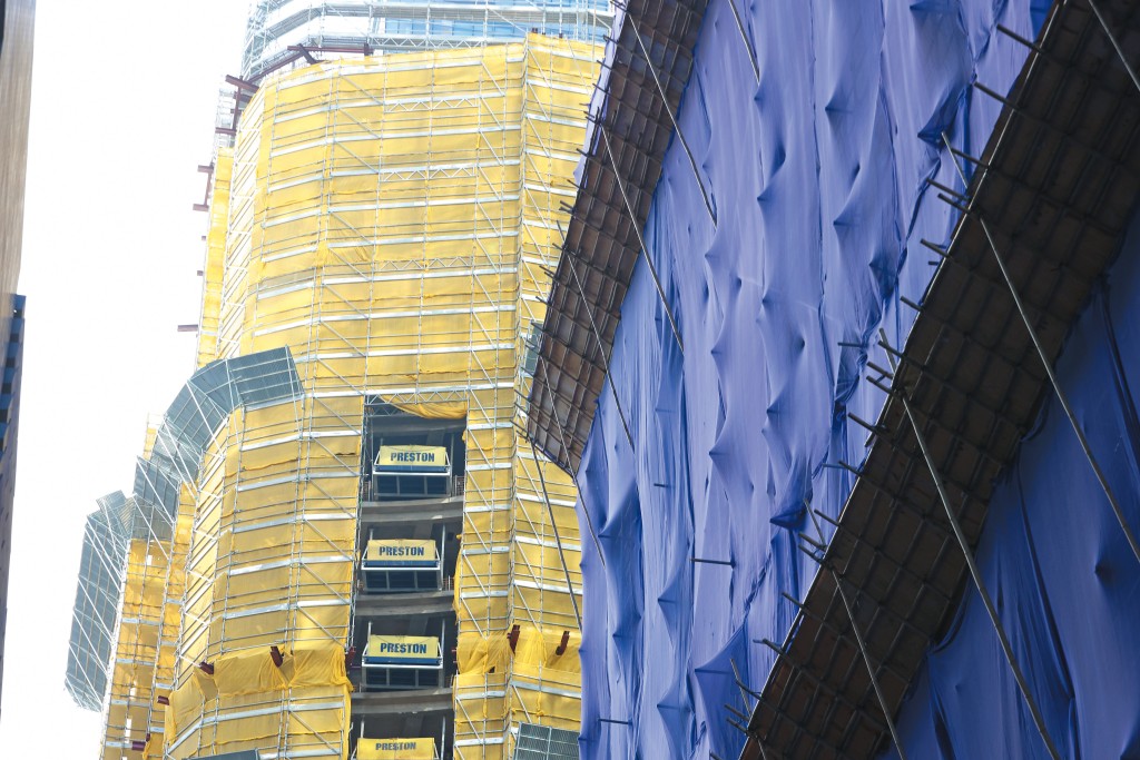 政府提倡業界轉用金屬棚架（左）。 