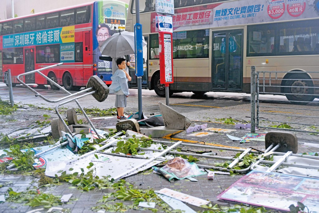 「紅霞」剛走,颱風「白海豚」又出現,預測風力接近歷史極端值,市民宜在風暴信號懸掛前檢視家居保險。 「紅霞」剛走,颱風「白海豚」又出現,預測風力接近歷史極端值,市民宜在風暴信號懸掛前檢視家居保險。