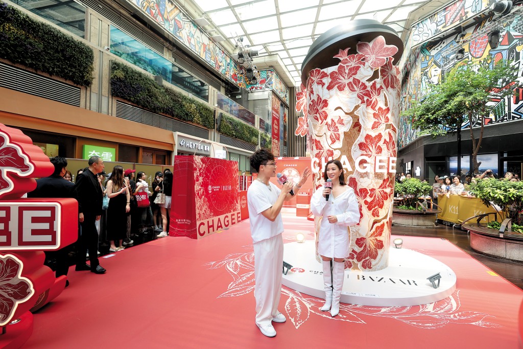 在內地爆紅的茶飲店「霸王茶姬」，去年九月在尖沙咀開設第一間店，並邀請演員佘詩曼參加開業儀式。