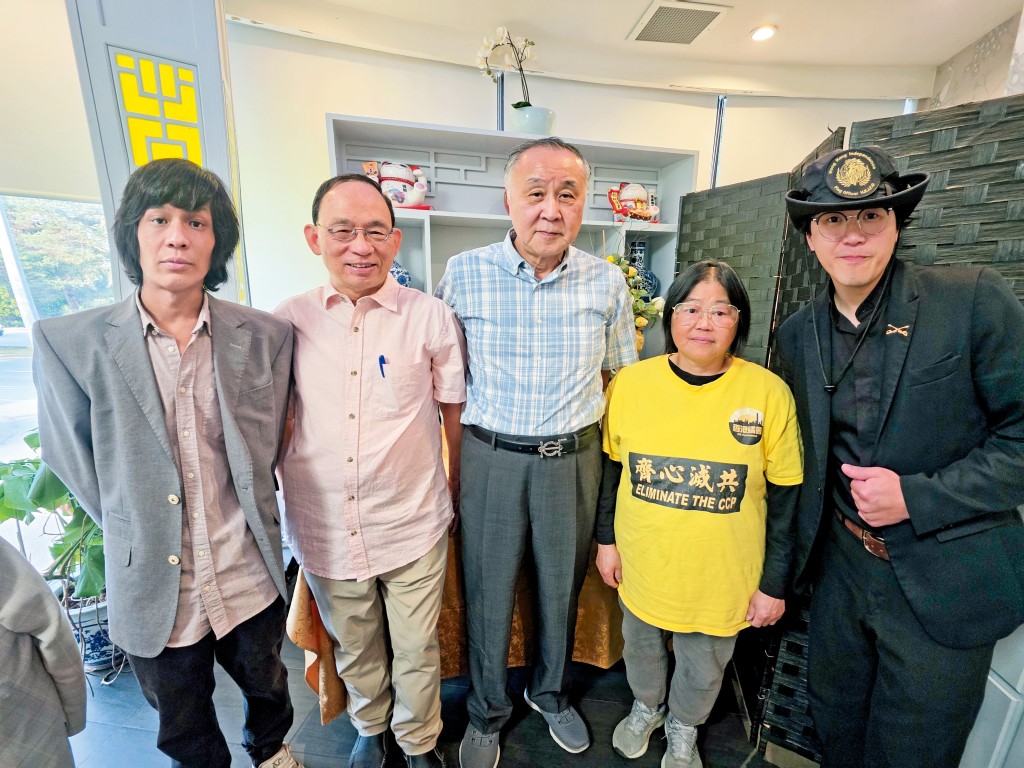 警方國安處懸紅通緝姜嘉偉(右一)等「香港議會」有關人士,包括(左起)林千淦、何良懋、袁弓夷及陳麗珍。 警方國安處懸紅通緝姜嘉偉(右一)等「香港議會」有關人士,包括(左起)林千淦、何良懋、袁弓夷及陳麗珍。