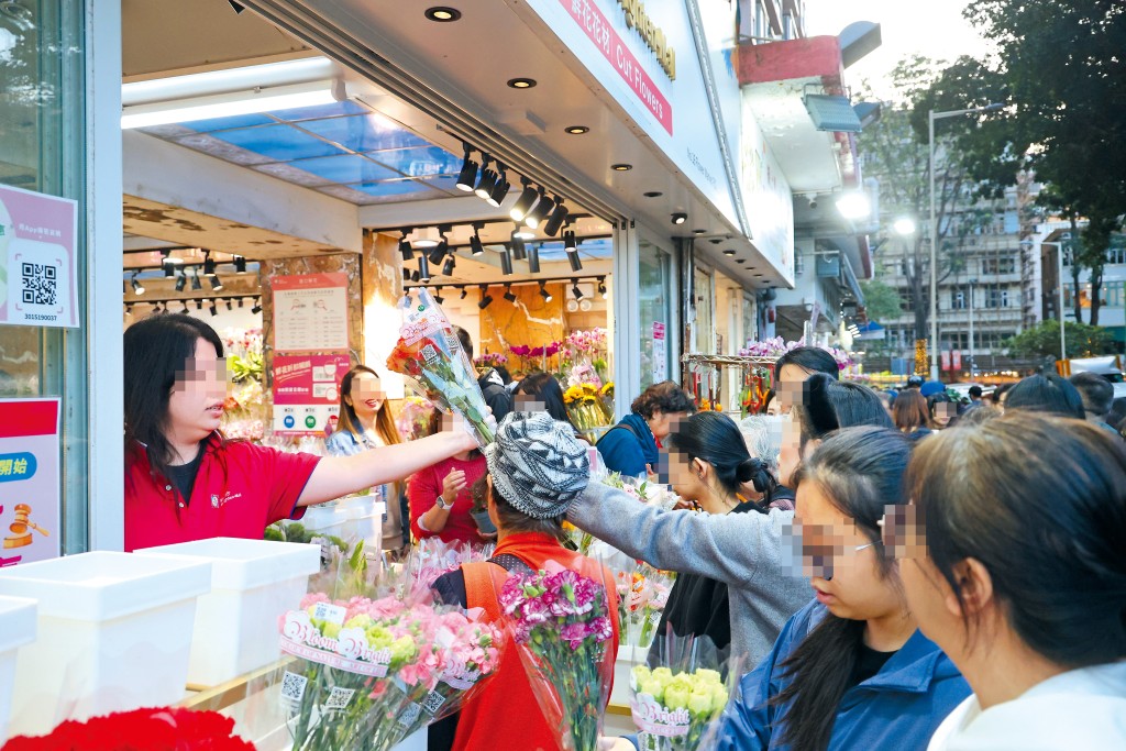 花墟一間花店早前推出「一元」拍賣及特賣鮮花活動，吸引顧客「尋寶」。