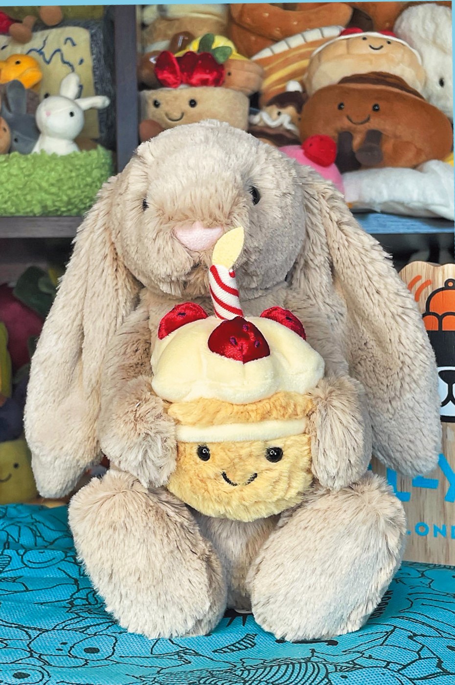 Bashful Beige Bunny被視為療癒公仔,是Jellycat的人氣產品之一。 Bashful Beige Bunny被視為療癒公仔,是Jellycat的人氣產品之一。