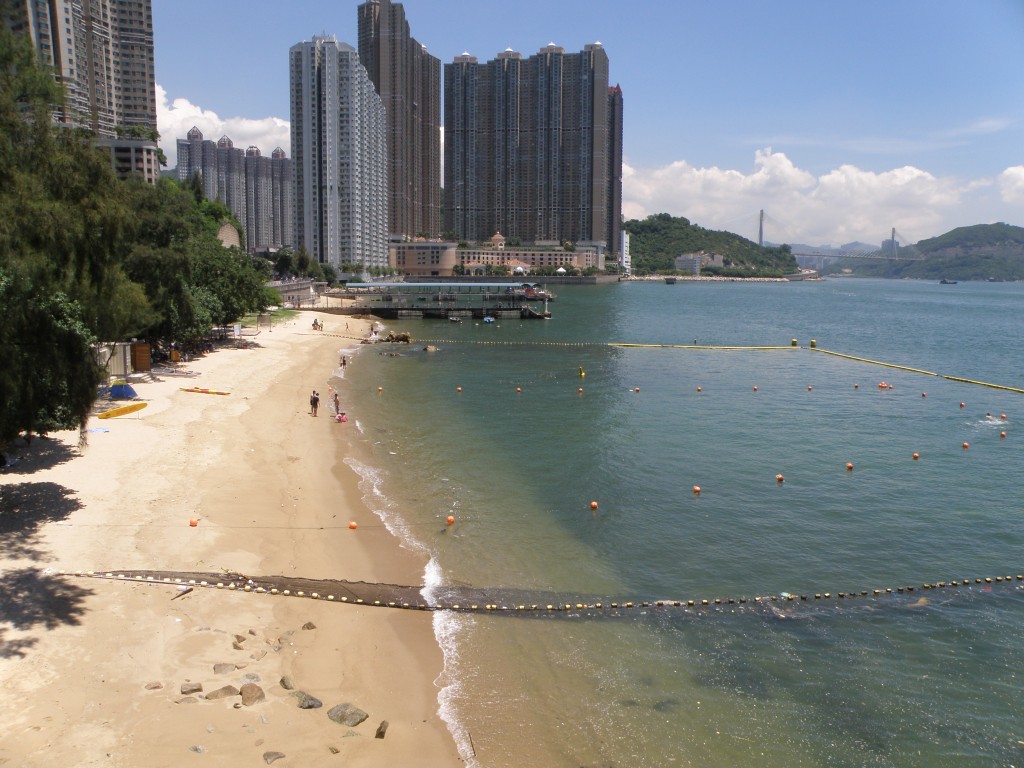 現場是深井浪翠園對出海邊。