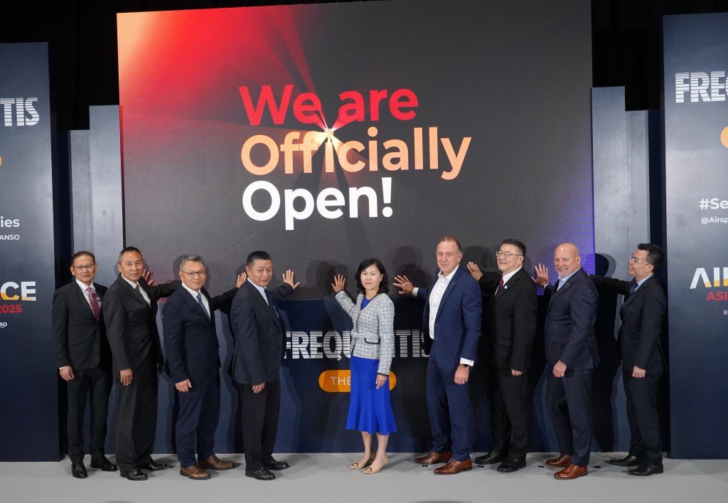 在開幕禮上,運輸及物流局局長陳美寶(中)及民用空中航行服務組織理事長Simon Hocquard(左四)等嘉賓均有出席活動 在開幕禮上,運輸及物流局局長陳美寶(中)及民用空中航行服務組織理事長Simon Hocquard(左四)等嘉賓均有出席活動