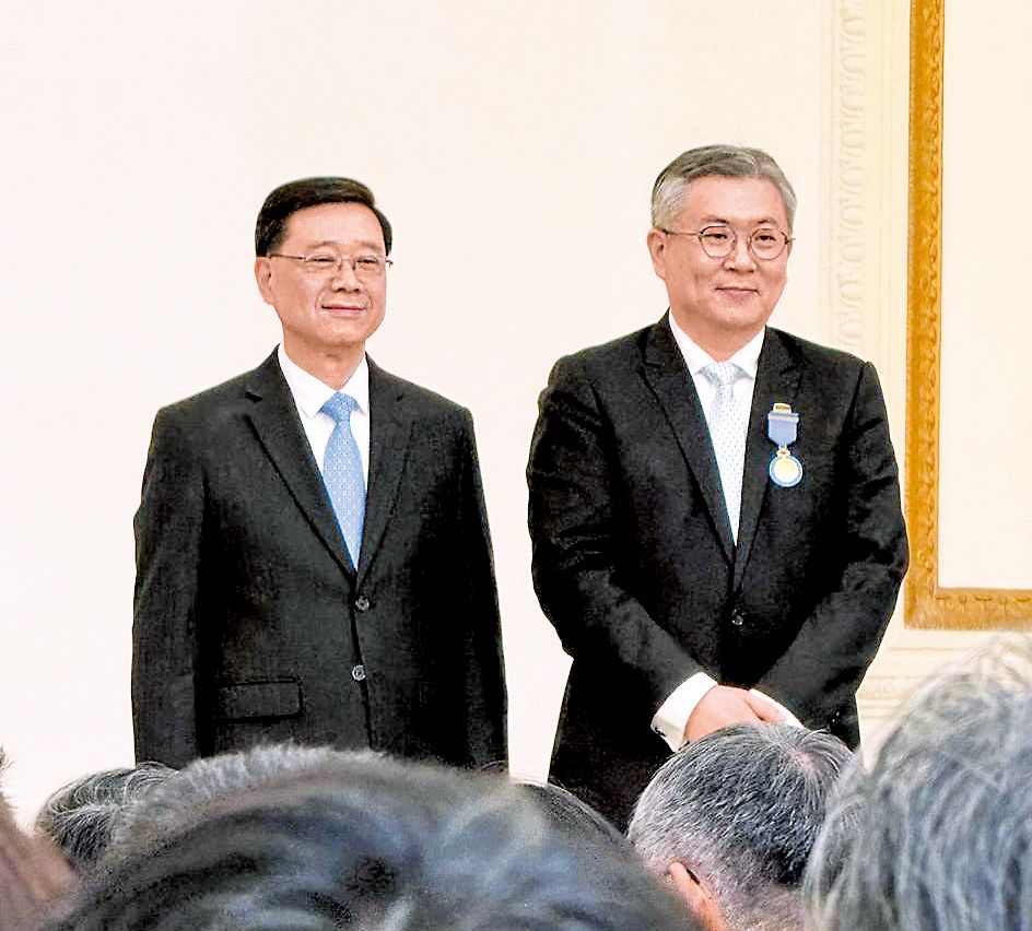 二○二五年,陳迪源獲特區政府頒授榮譽勳章(MH)。 二○二五年,陳迪源獲特區政府頒授榮譽勳章(MH)。