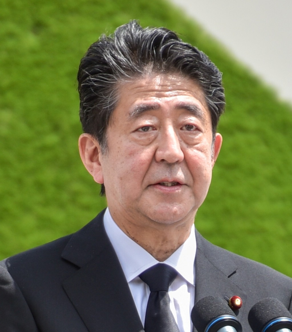 容敏儀指安倍晉三拖欠她日本電車、名牌手袋鞋履、傢俬版權費。