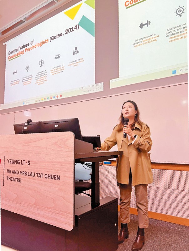 在香港，輔導心理學未算十分普遍，張艷經常四處演講，介紹箇中內容。