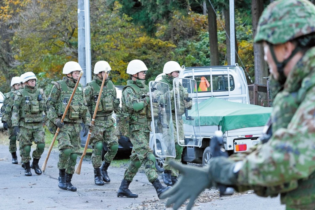 日本自衛隊員對付熊的裝備是盾牌與木棍，被指嚴重不足。