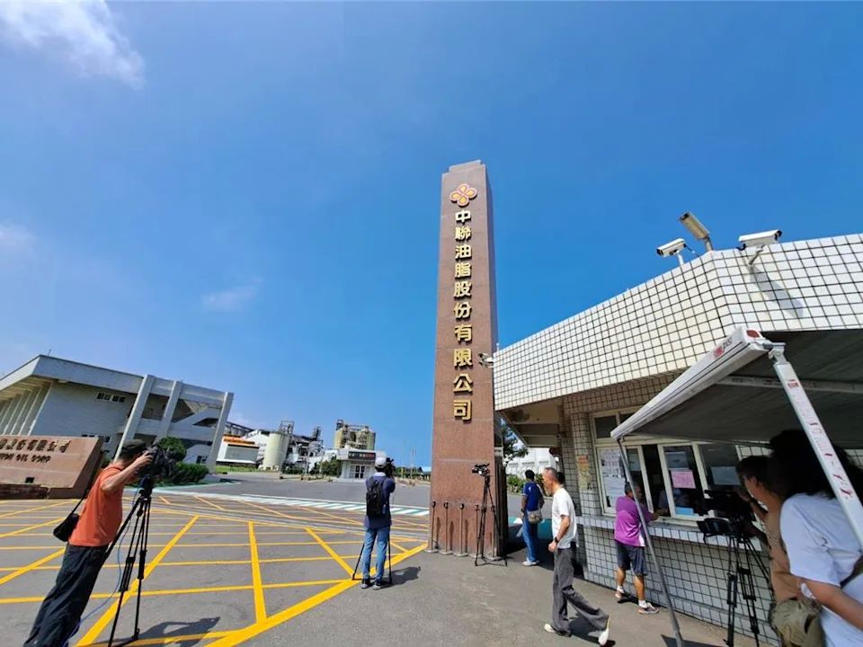 中聯油脂涉違反《食品安全衞生法》,經理余凌沖遭檢方羈押調查,暫准保釋。 中聯油脂涉違反《食品安全衞生法》,經理余凌沖遭檢方羈押調查,暫准保釋。