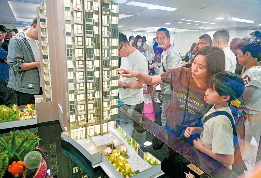 張翹楚分析,樓價今年底前或會再輕微反彈,但要真正上升,相信要等到潛在供應量跌至兩萬至三萬伙。 張翹楚分析,樓價今年底前或會再輕微反彈,但要真正上升,相信要等到潛在供應量跌至兩萬至三萬伙。