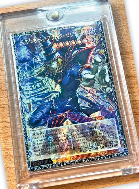 最新推出的 《遊戲王》卡牌,其中黑魔導師的編號卡在日本炒價高達六百萬日圓。 最新推出的 《遊戲王》卡牌,其中黑魔導師的編號卡在日本炒價高達六百萬日圓。