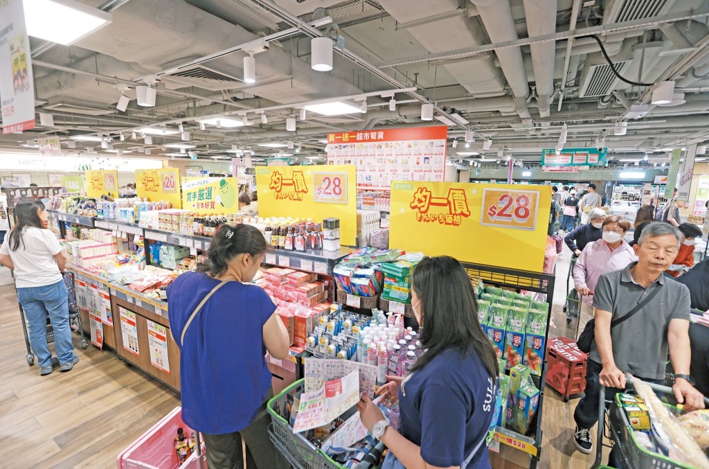一田沙田分店在「春日購物賞」開鑼首日早上十時已吸引數百人排隊搶購，收銀人龍圍繞數行貨架。