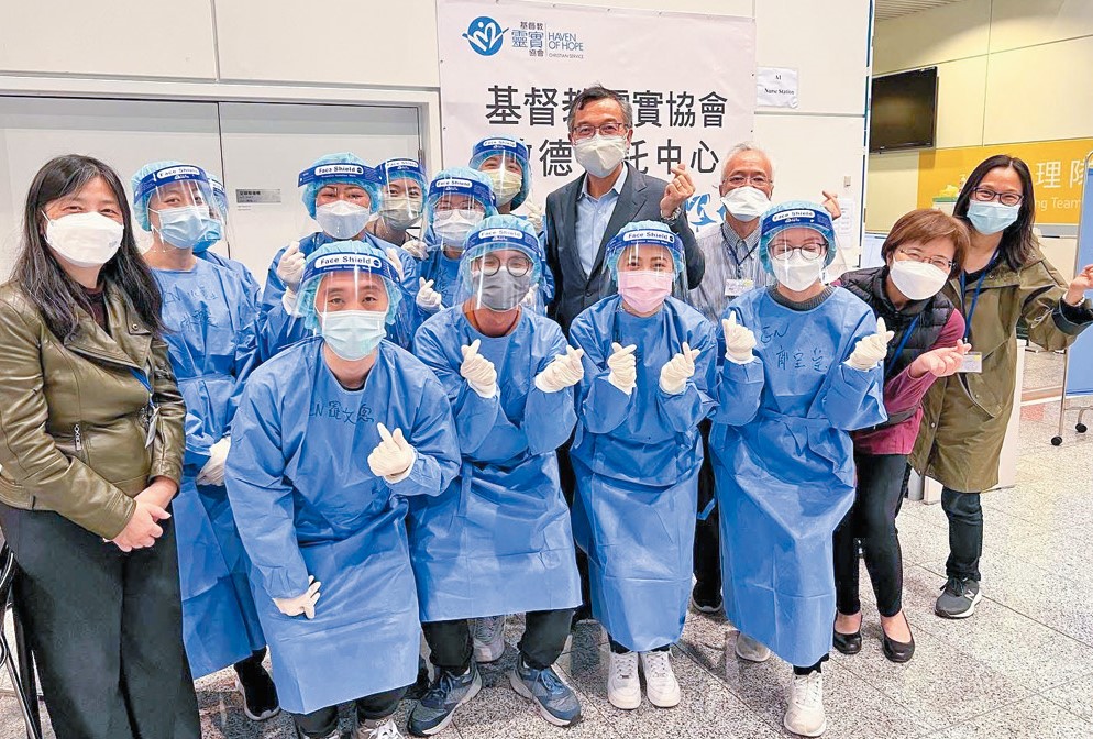 林正財(後排右二)在新冠疫情期間積極參與防疫政策及服務。 林正財(後排右二)在新冠疫情期間積極參與防疫政策及服務。