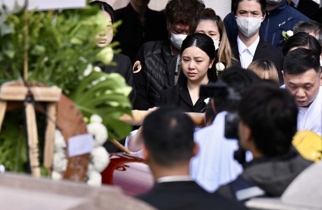 未婚妻kiki在何偉豪葬禮上哭成淚人