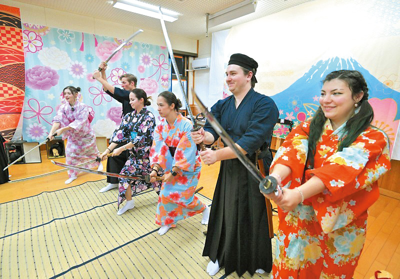 「學生們」穿起日本傳統服裝學習劍道,有板有眼。 「學生們」穿起日本傳統服裝學習劍道,有板有眼。