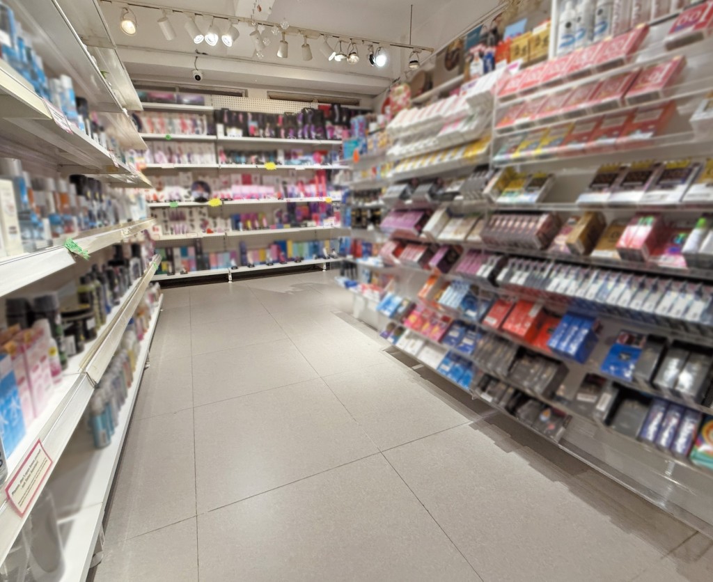 立法會議員江玉歡關注，本港市面有性商品以未發育身形、學生作包裝。