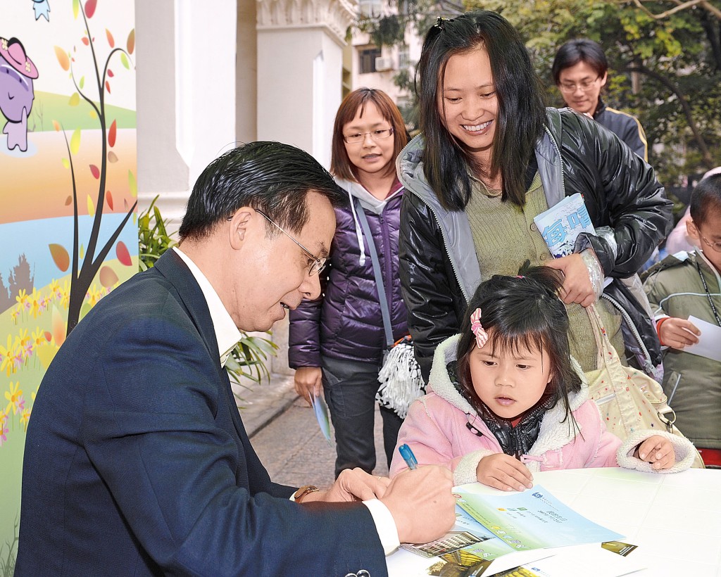 李本瀅任台長時經常與巿民接觸，他深信天文台要因應巿民需求來推出產品。