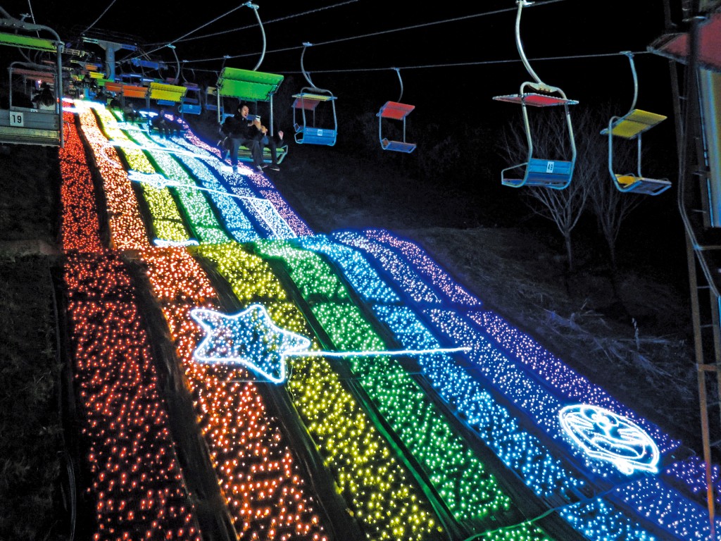 本屆相模湖Illumillion會一直辦至明年5月12日;每日下午四時開始,入園人士可免費乘坐吊椅上下山。 本屆相模湖Illumillion會一直辦至明年5月12日;每日下午四時開始,入園人士可免費乘坐吊椅上下山。