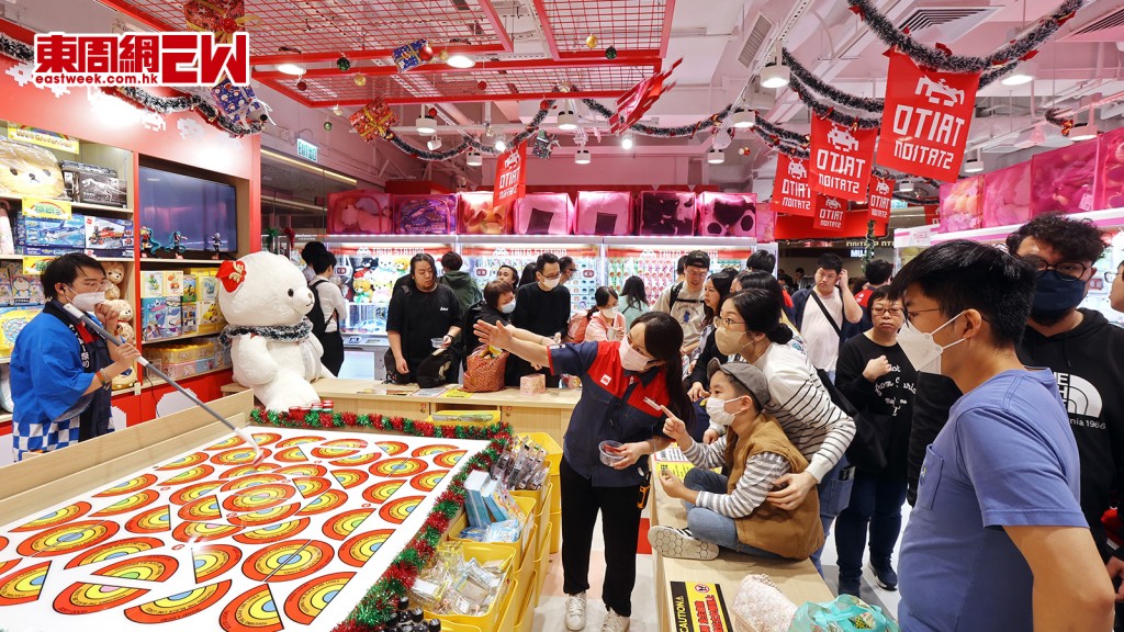 TAITO入鄉隨俗在新店加入香港特色元素，設有港人另一沉迷遊戲「擲彩虹」。