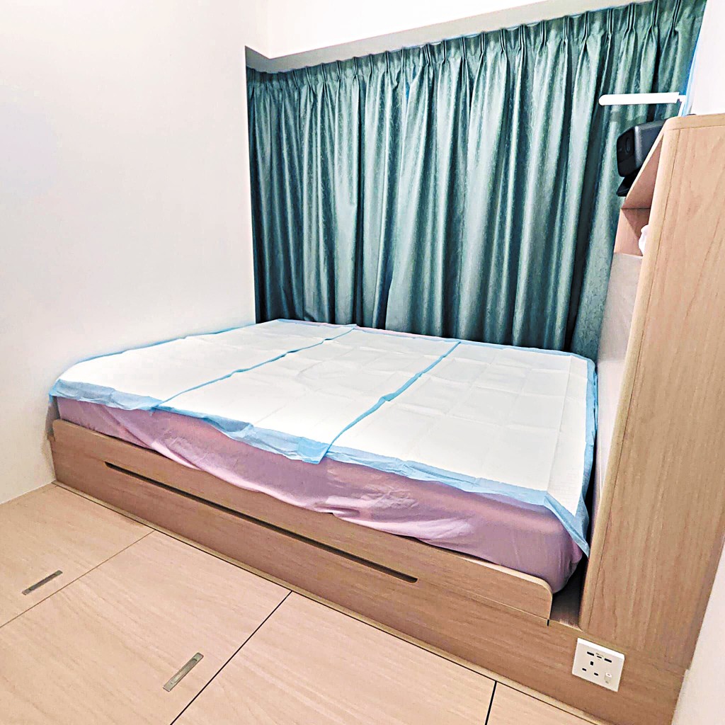孕婦作動時,其家人會為大床舖上防水床單,及在廁板套上防水即棄廁板墊。(照片由被訪者提供) 孕婦作動時,其家人會為大床舖上防水床單,及在廁板套上防水即棄廁板墊。(照片由被訪者提供)
