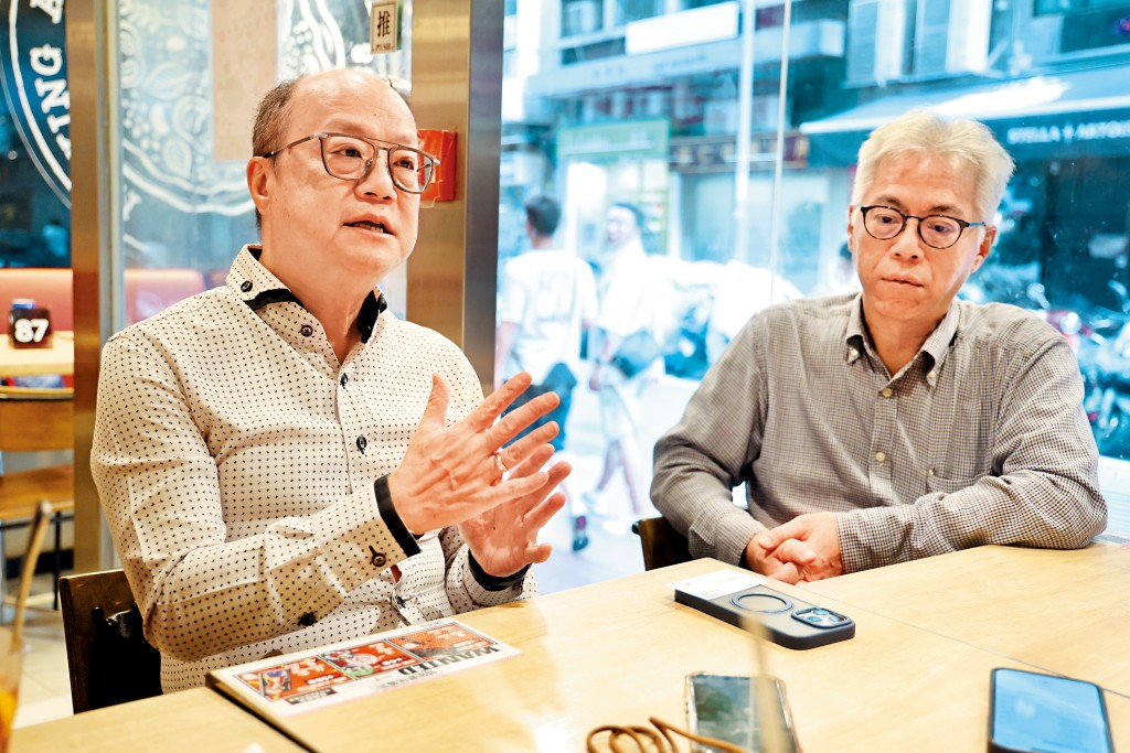 香港物業管理聯會會長黃健平（左）及副會長李偉宗（右），向本刊解釋舊廈物管營運概況。