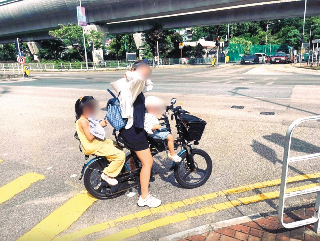 一輛電動單車坐滿了一家大細，三、四個人坐在電動單車上，在馬路上逆綫行駛，衝燈或不遵守交通標誌指示而行，這些情況已經成為了香港道路的新常態了。