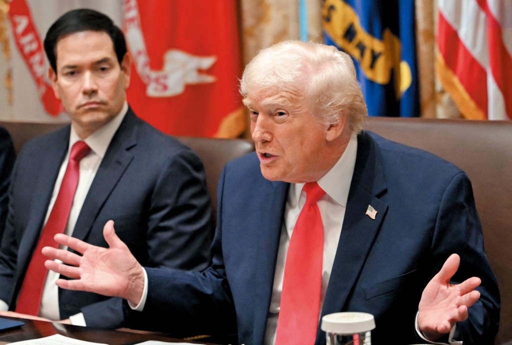 特朗普自今年初上任後，一直堅稱開徵關稅是為了降低美國每年龐大的貿易逆差，甚至於今年四月宣稱貿易逆差已達到「國家緊急狀態」。