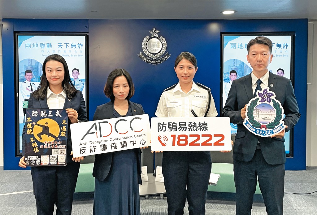 入境處人員近期於防騙宣傳活動中,提醒內地群體小心「黑中介」。 入境處人員近期於防騙宣傳活動中,提醒內地群體小心「黑中介」。