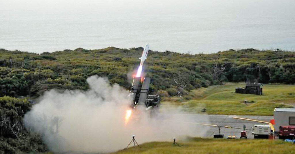 日本正進行的軍事部署轉向攻擊型，從其積極研發十二式地對艦導彈可見一斑。