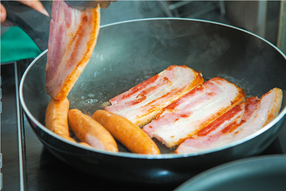 進食太多加工食物例如香腸、煙肉、火腿等等，以及少食高纖維的食物，均會增加患上大腸癌的機會。