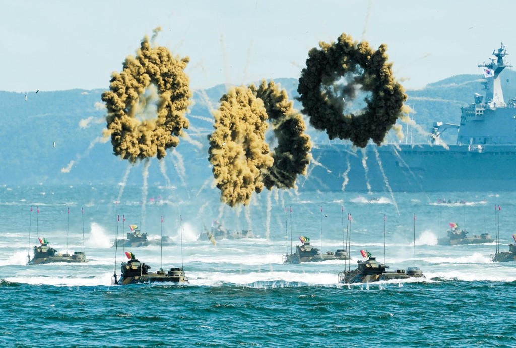 為對抗北韓武力威脅,南韓與美國經常舉行聯合軍演。 為對抗北韓武力威脅,南韓與美國經常舉行聯合軍演。