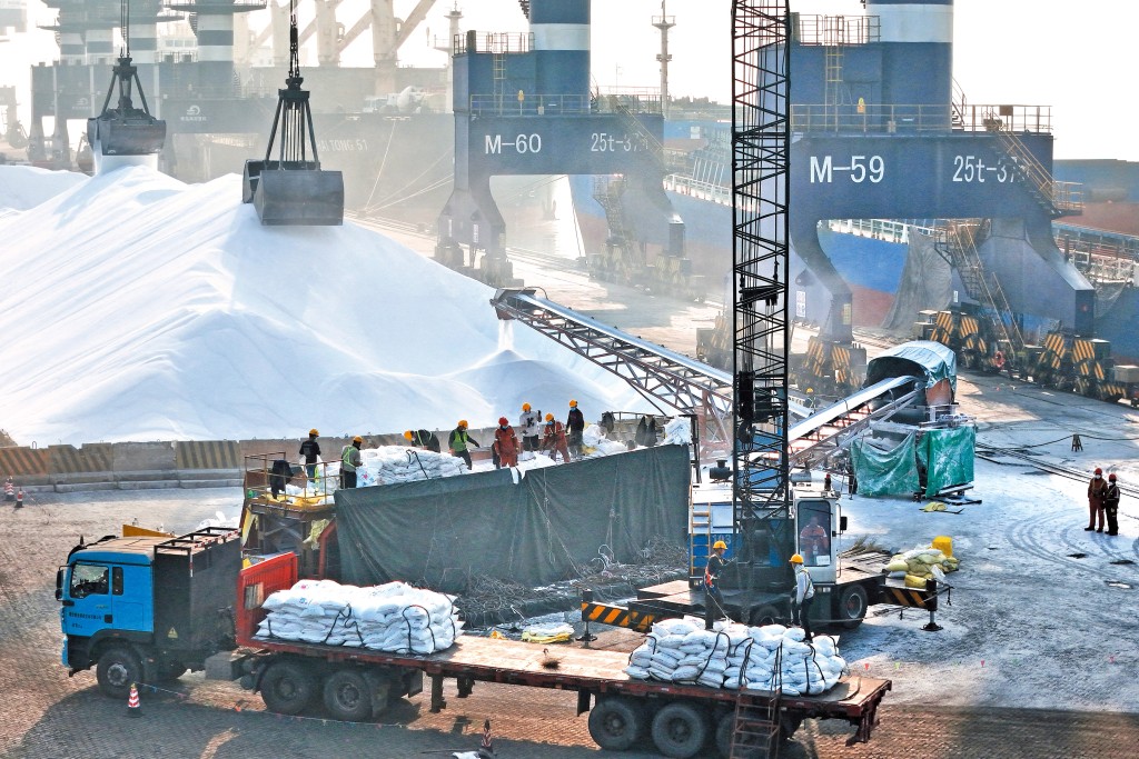 尿素供應緊張，中國更實施出口管制，導致其價格自美伊開戰以來爆升五成四。
