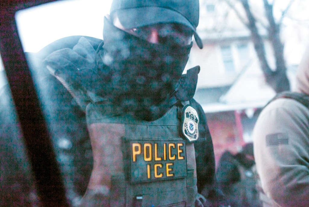 外界批評ICE人員執法時不但全副裝備兼持槍，近期不少更會幪面出動。