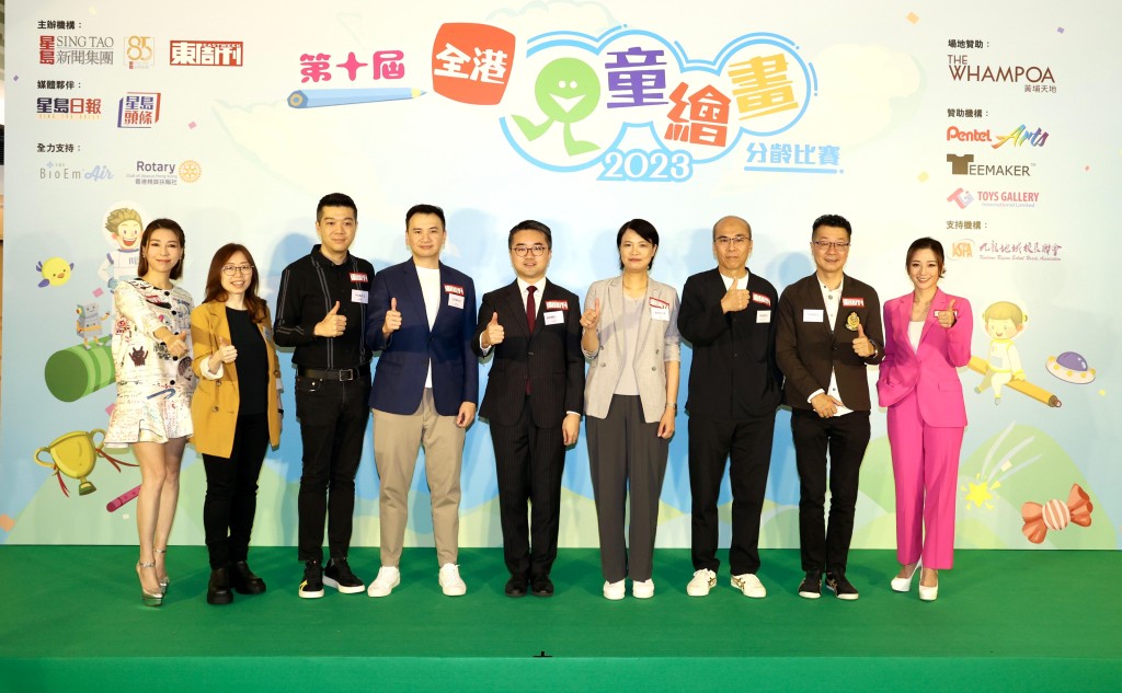 活動邀請教育局副局長施俊輝（中）、星島雜誌集團營運副總經理任展興（左四）、《東周刊》執行總編輯趙燕萍（右四）及一眾社會賢達參與頒獎典禮。
