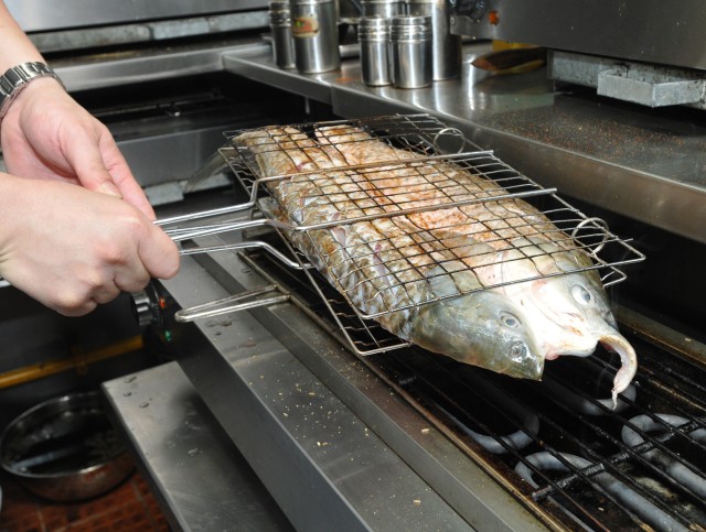 外賣員日常工作需頻繁提舉如雞煲、烤魚、煲仔飯等，長時間重複動作或致手部勞損。  