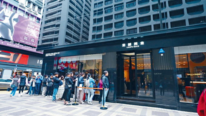 老舖黃金上市時同樣貨源歸邊,股價一年大漲23倍。 老舖黃金上市時同樣貨源歸邊,股價一年大漲23倍。