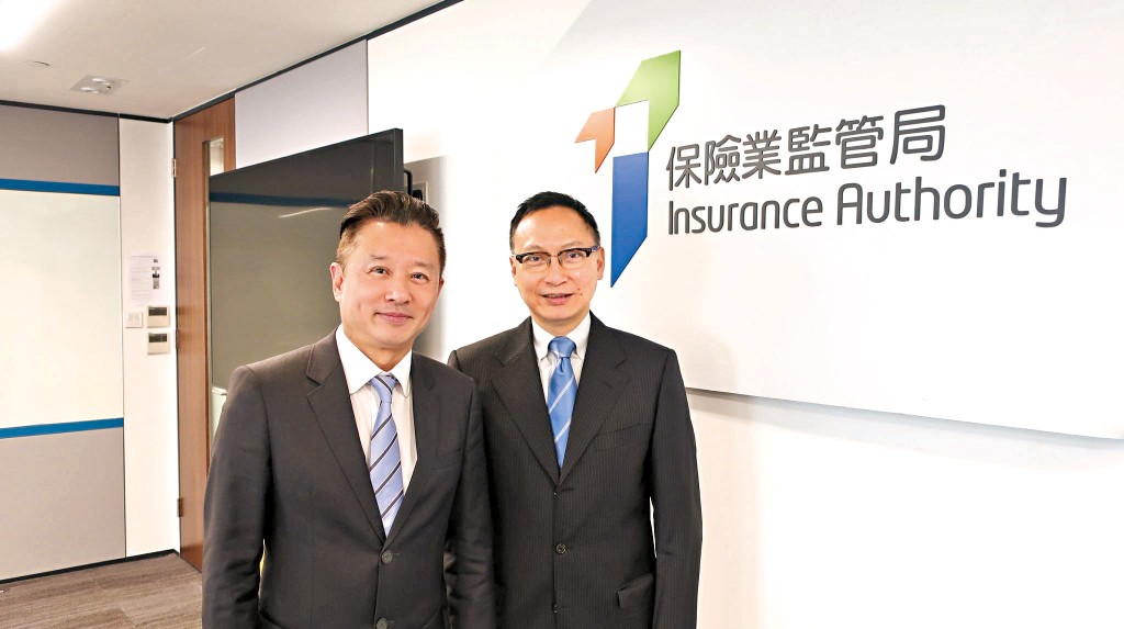 張偉良與保險業監管局密切交流，圖為他與保監局行政總監張雲正合照。