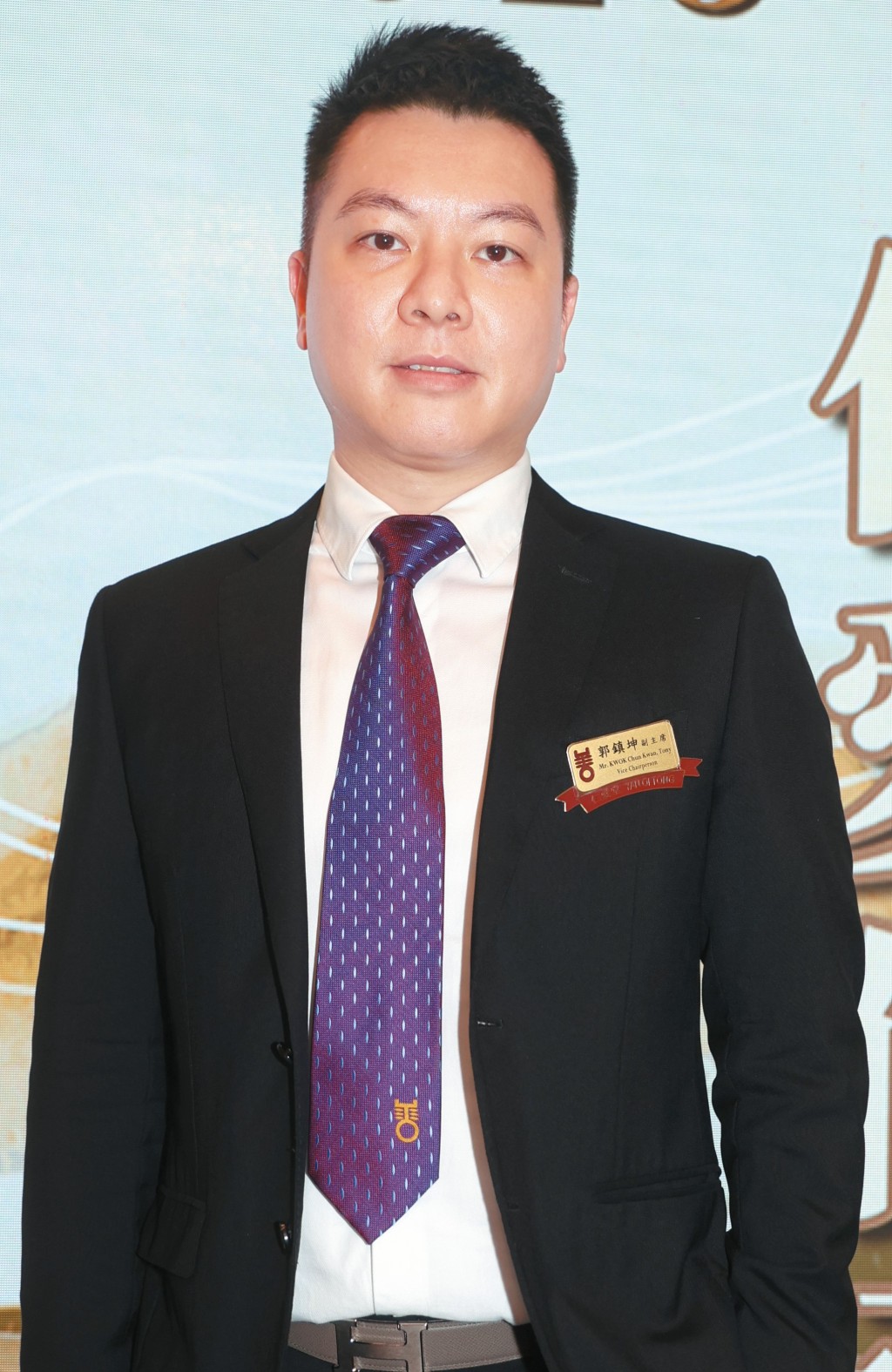 郭鎮坤年僅三十六歲,自稱在飲食業已打滾十五年。 郭鎮坤年僅三十六歲,自稱在飲食業已打滾十五年。