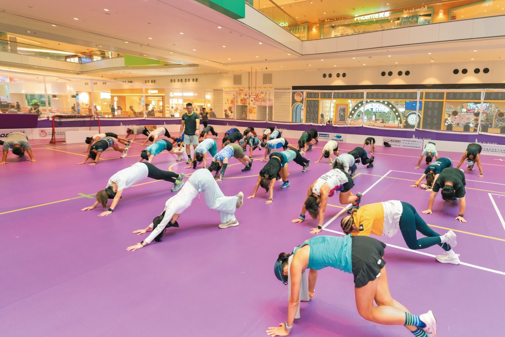 愉景新城擁有逾一萬八千呎的多用途體育場地，讓不同年齡層人士參與各類體育活動。