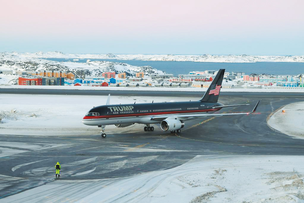 特朗普長子小特朗普（上圖左）與作家友人乘坐家族的747波音客機飛抵格陵蘭。