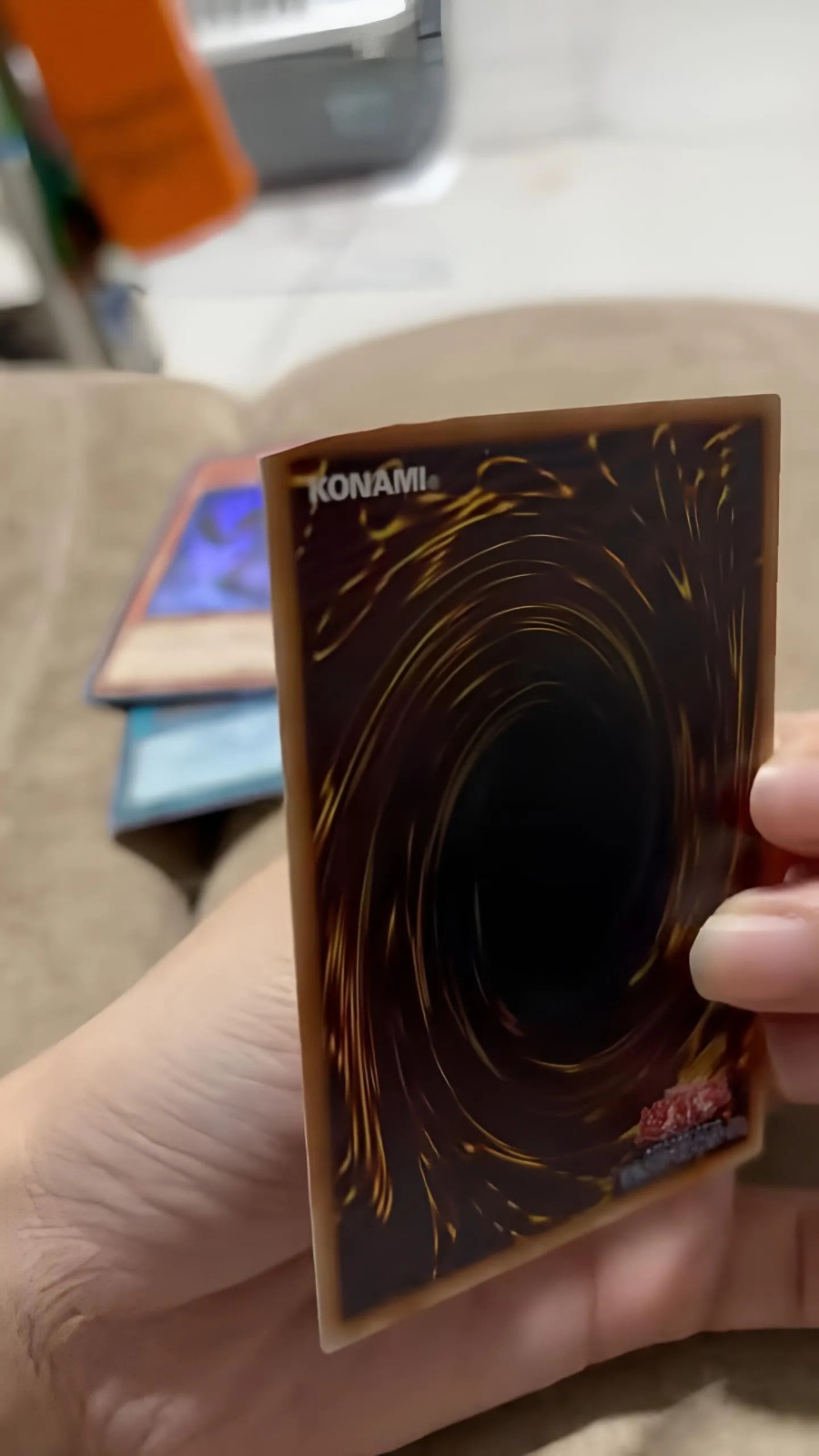 馬來西亞男子剪走了「黑魔導師」的超框編號卡的一角。 馬來西亞男子剪走了「黑魔導師」的超框編號卡的一角。